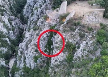 Operacion dramatik shpëtimi: Burri qëndroi i bllokuar mes shkëmbinjve për 10 orë