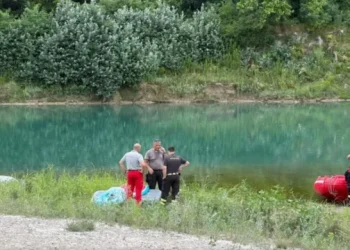 Tragjedi në ujë, u fut në lumë për të shpëtuar djalin e tij, vdes 38-vjeçari pasi e mori rrjedha