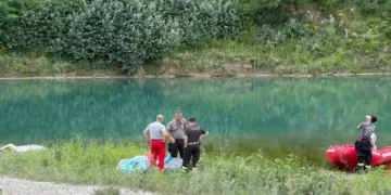 Tragjedi në ujë, u fut në lumë për të shpëtuar djalin e tij, vdes 38-vjeçari pasi e mori rrjedha