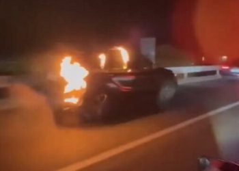 Pamje surreale nga bregdeti kroat: Shoferi ikën me një makinë që po digjej