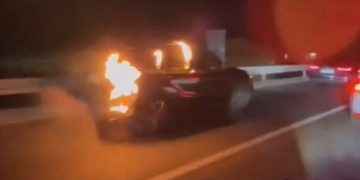 Pamje surreale nga bregdeti kroat: Shoferi ikën me një makinë që po digjej