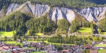 Fshati zviceran jeton nën kërcënimin e një shembjeje masive shkëmbore