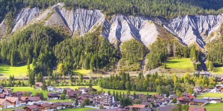 Fshati zviceran jeton nën kërcënimin e një shembjeje masive shkëmbore