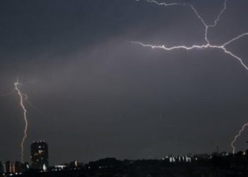 Rreth 40 mijë rrufe godasin qytetin italian, njëra godet edhe trenin në lëvizje