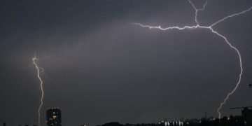 Rreth 40 mijë rrufe godasin qytetin italian, njëra godet edhe trenin në lëvizje