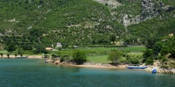 Ngjarje tragjike, 20-vjeçari nga Kosova mbytet në liqenin e Komanit teksa po lahej me miqtë