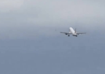 Momenti kur pasagjerët bërtasin nga tmerri, ndërsa piloti i Turkish Airlines përpiqet tri herë dhe dështon të ulet gjatë një stuhie në Tunizi