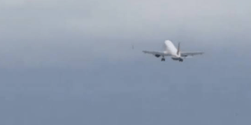 Momenti kur pasagjerët bërtasin nga tmerri, ndërsa piloti i Turkish Airlines përpiqet tri herë dhe dështon të ulet gjatë një stuhie në Tunizi