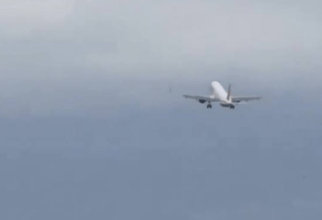 Momenti kur pasagjerët bërtasin nga tmerri, ndërsa piloti i Turkish Airlines përpiqet tri herë dhe dështon të ulet gjatë një stuhie në Tunizi