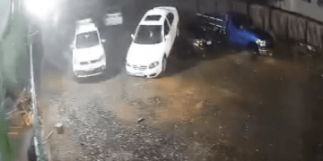 Momenti kur erërat e forta ngrenë në ajër një makinë në Brazil