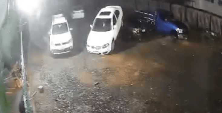 Momenti kur erërat e forta ngrenë në ajër një makinë në Brazil