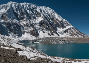 Himalajet po i afrohen një pike kritike për shkak të shkrirjes së përshpejtuar të akullnajave