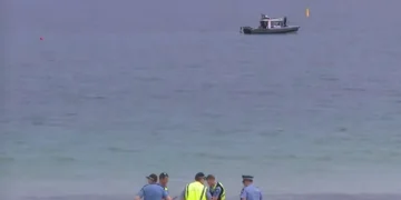 Pushuesit bëhen dëshmitarë të një sulmi të tmerrshëm nga peshkaqeni në ujë