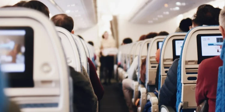 Pse asnjëherë nuk duhet të ndërroni vendin në avion pa pyetur ekuipazhin