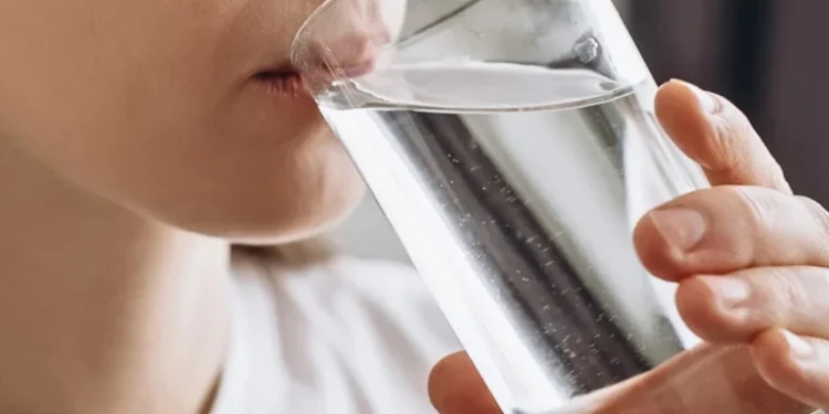 Ka një mënyrë çuditërisht të thjeshtë për të larguar mikroplastikën nga uji i pijshëm