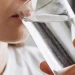 Ka një mënyrë çuditërisht të thjeshtë për të larguar mikroplastikën nga uji i pijshëm